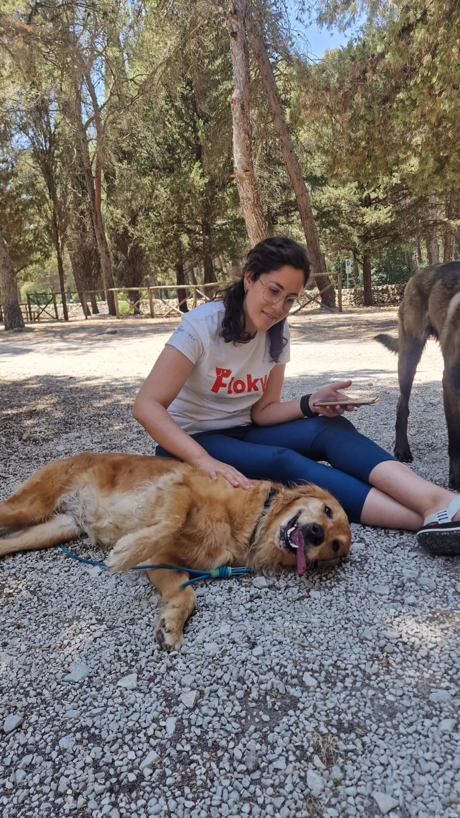 Educatrice cinofila Floky con un cane durante una consulenza